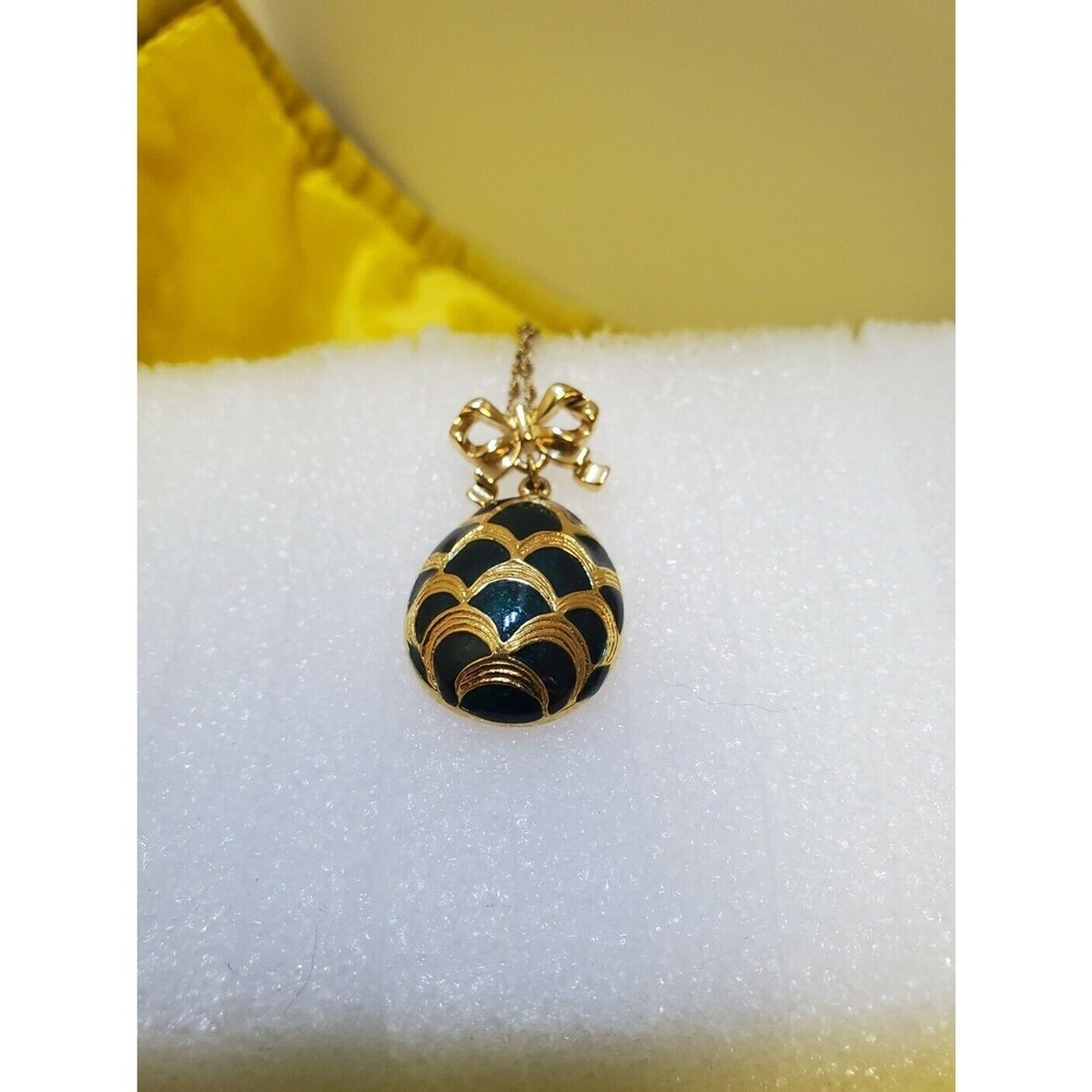 Vintage Avon Green Enamel Egg &‎ Bow Pendant Necklace